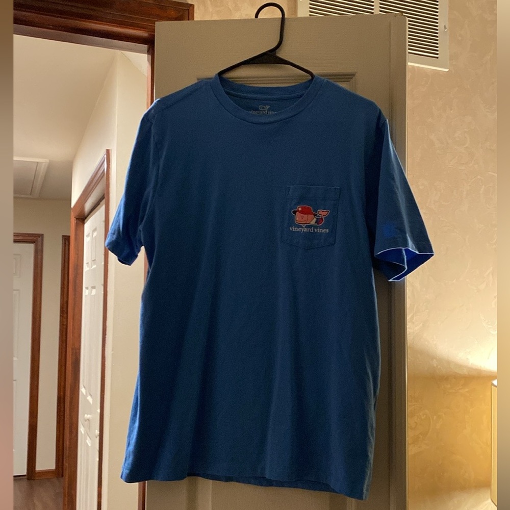 Size Medium Vineyard Vines, short sleeve T-shirt